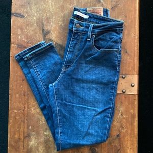 EUC | Levi’s 721 High Rise Skinny Jean W30 L28